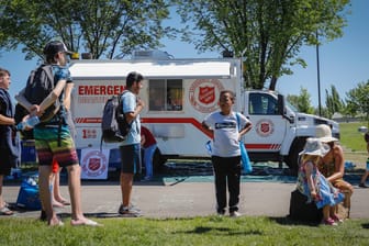 Menschen neben einem Rettungswagen in Calgary: Die Hitzewelle im Westen Kanadas sorgt für Höchsttemperaturen von fast 50 Grad Celsius.