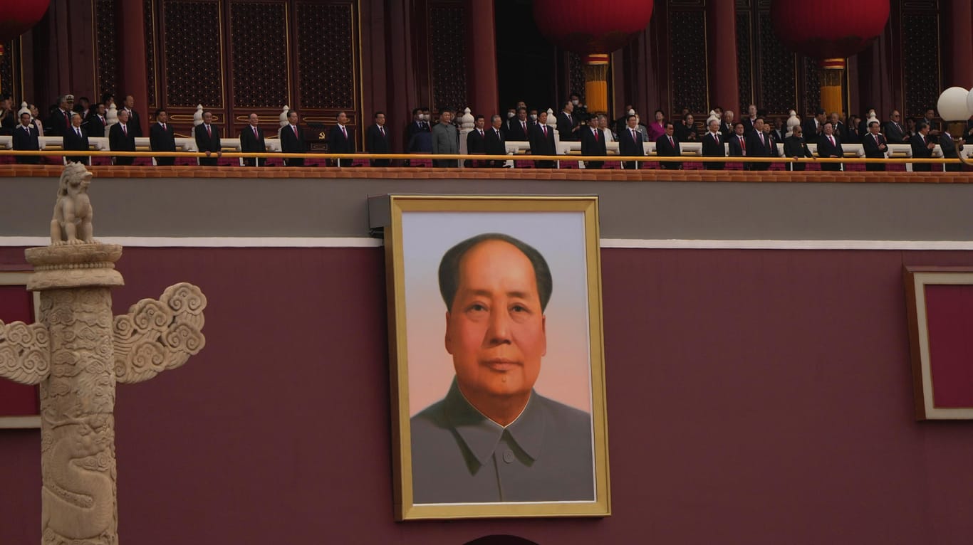 Auf dem Balkon des Tian'anmen-Tores: Xi Jinping hatte sich mit der chinesischen Führung über dem Porträt des Revolutionärs Mao Tsetung versammelt.