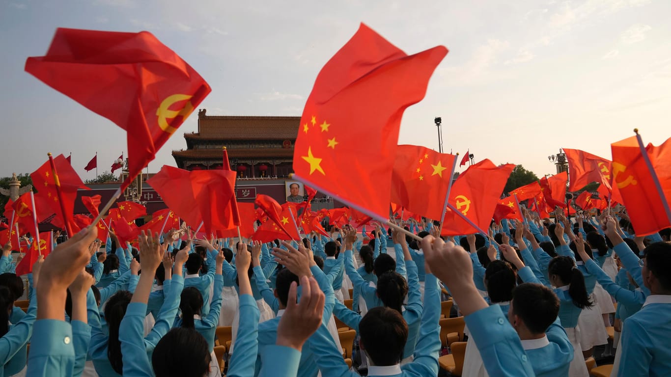 100 Jahre KP China: Die Teilnehmer schwenkten zur Feier des Parteijubiläums rote Nationalfähnchen.
