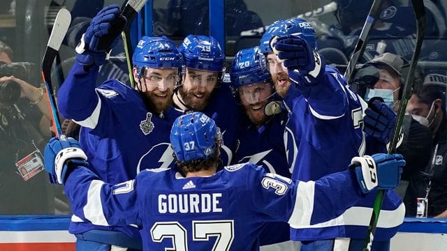 Die Spieler von Tampa Bay Lightning feiern ein Tor.