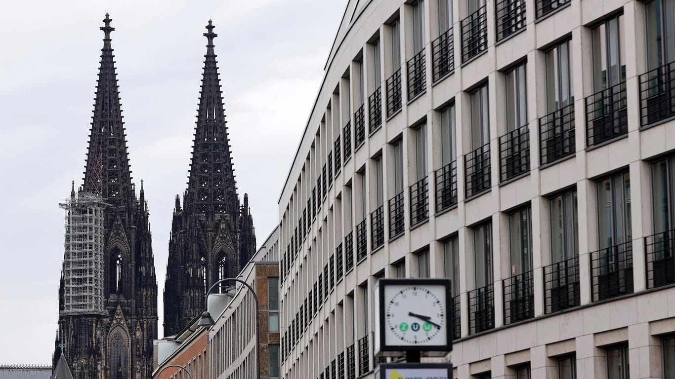 Der Dom von der Kölner Innenstadt aus gesehen: Im Erzbistum schwelt seit Monaten ein Konflikt wegen des Umgangs der katholischen Kirche mit Kindesmissbrauch.