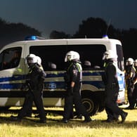 Die Polzei ist mit einem Großaufgebot im Hamburger Stadtpark: Immer wieder wurden in den letzten Wochen die Corona-Regeln missachtet.
