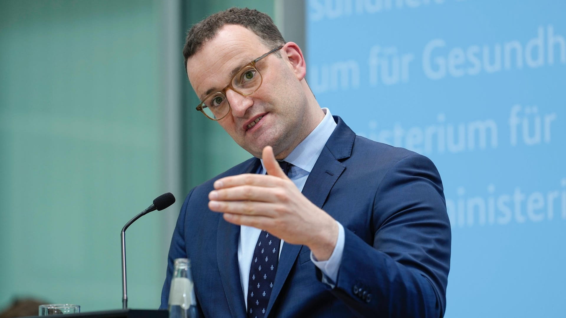 Bundesgesundheitsminister Jens Spahn: Laut "Handelsblatt" rechnet sein Ministerium mit Kosten von 3,9 Milliarden Euro für die Impfstoffdosen.