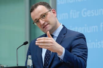 Bundesgesundheitsminister Jens Spahn: Laut "Handelsblatt" rechnet sein Ministerium mit Kosten von 3,9 Milliarden Euro für die Impfstoffdosen.