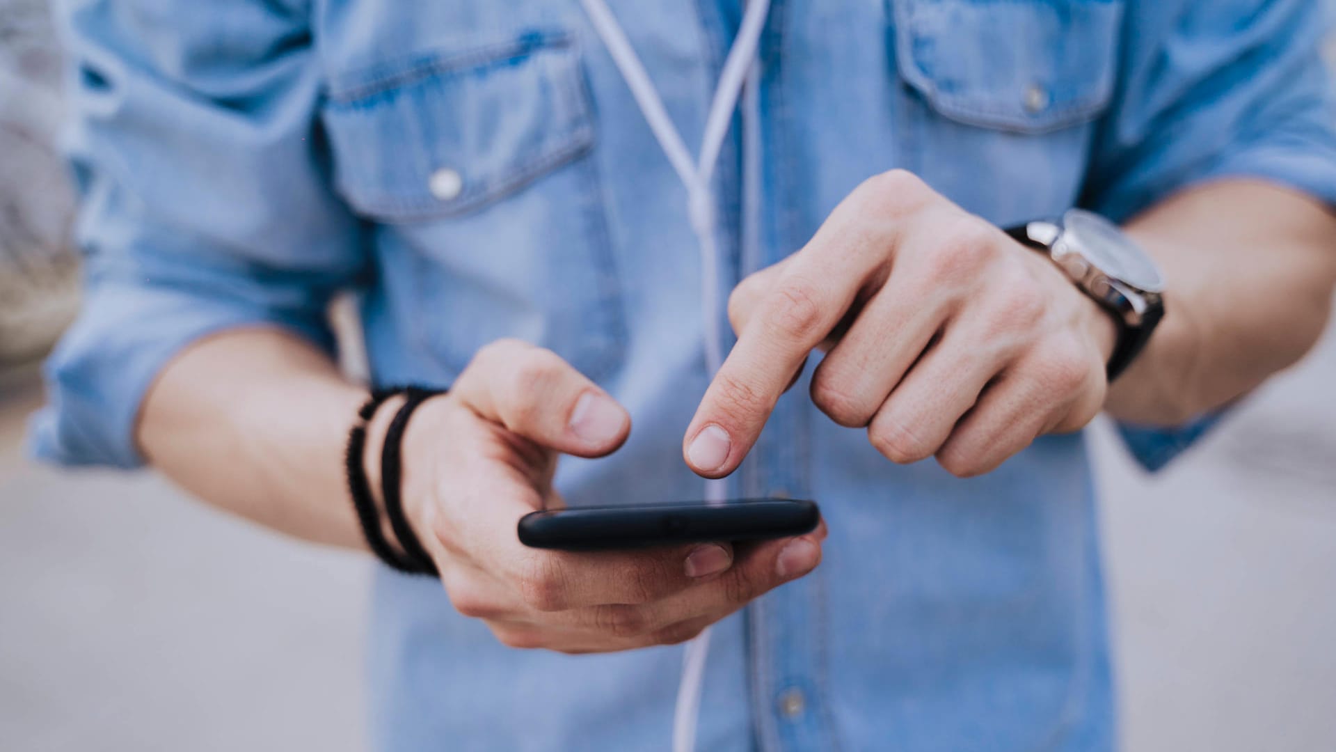 Crop view of young man using smartphone model released Symbolfoto EBBF00115