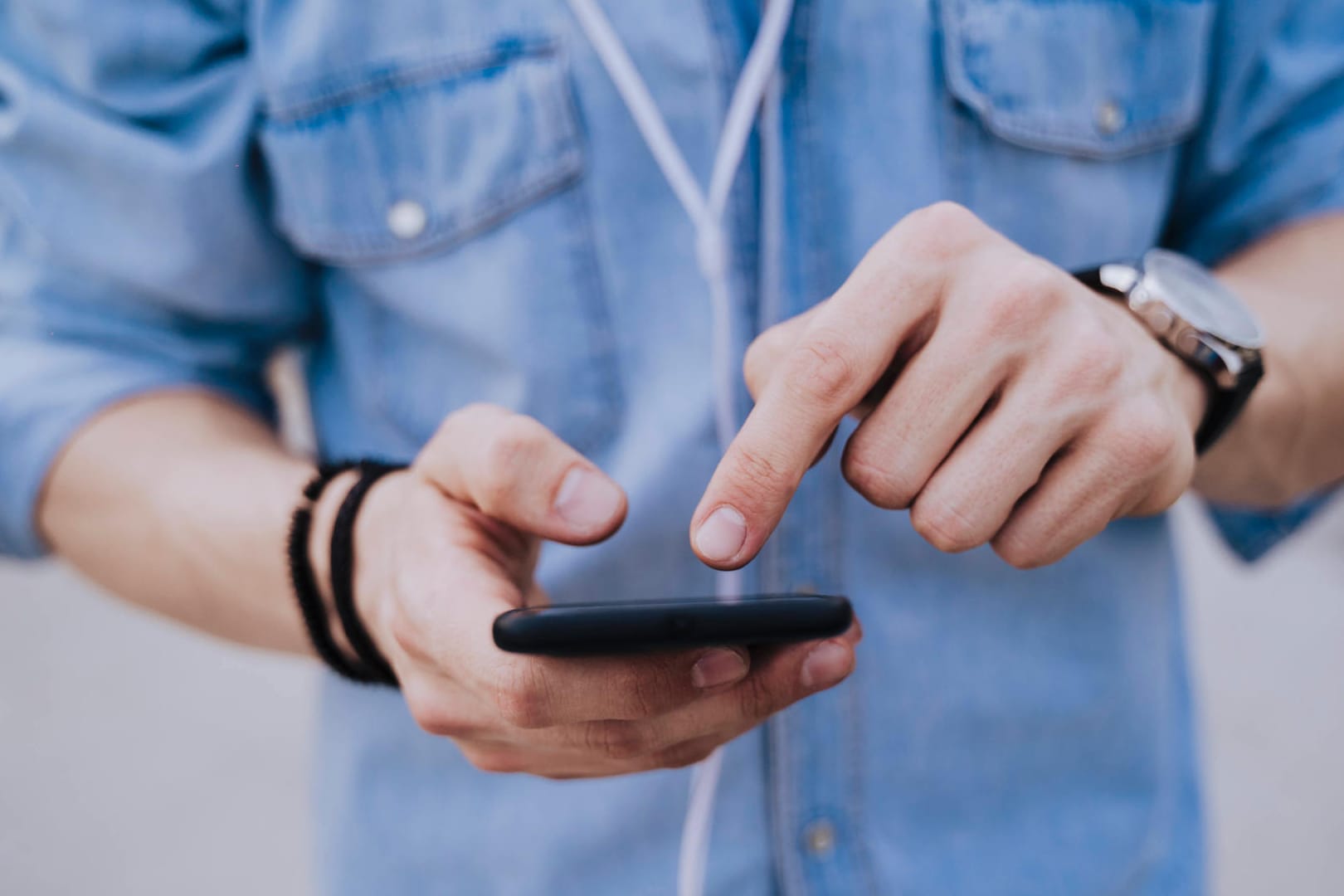 Crop view of young man using smartphone model released Symbolfoto EBBF00115