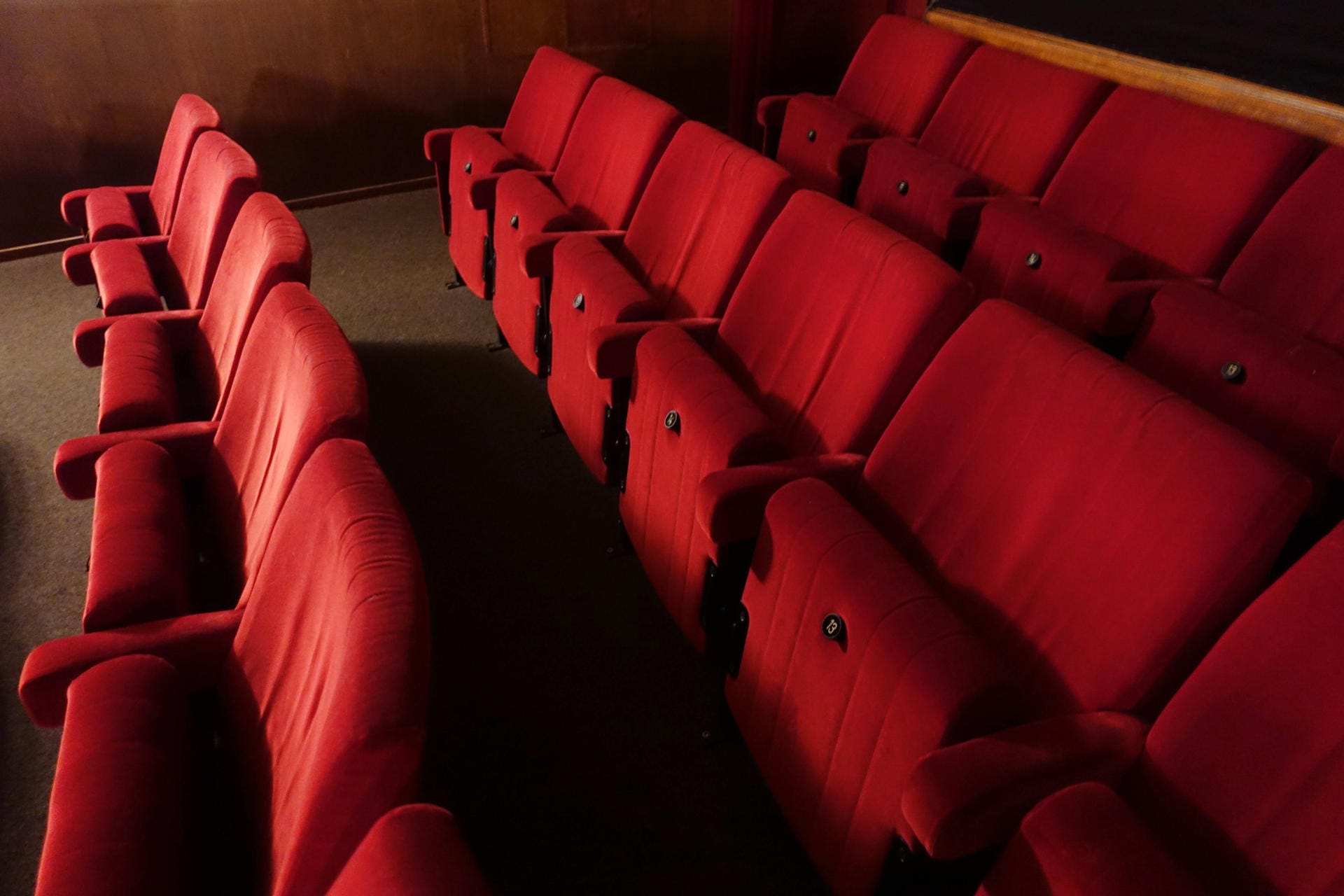 Leere Sitze in einem Berliner Kino (Symbolbild): Hier sollen künftig wieder Besucher Platz nehmen.