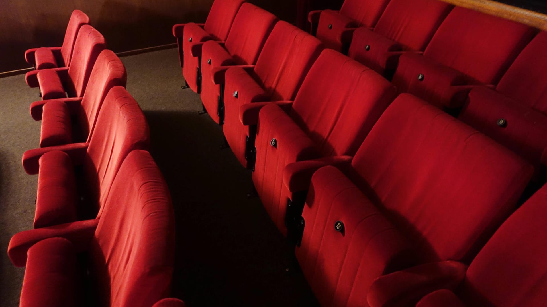 Leere Sitze in einem Berliner Kino (Symbolbild): Hier sollen künftig wieder Besucher Platz nehmen.