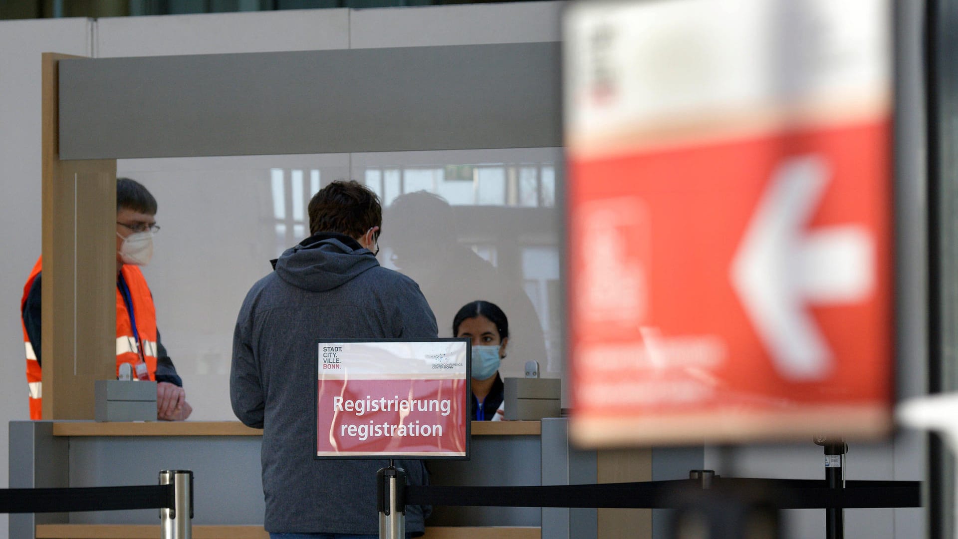 Eine Peron meldet sich im Bonner Imfzentrum an (Symbolbild): Auch die Impfungen für Wahlhelfende bei der Bundestagswahl sind bereits angelaufen. Eine Peron meldet sich im Bonner Imfzentrum an (Symbolbild): Auch die Impfungen für Wahlhelfende bei der Bundestagswahl sind bereits angelaufen.