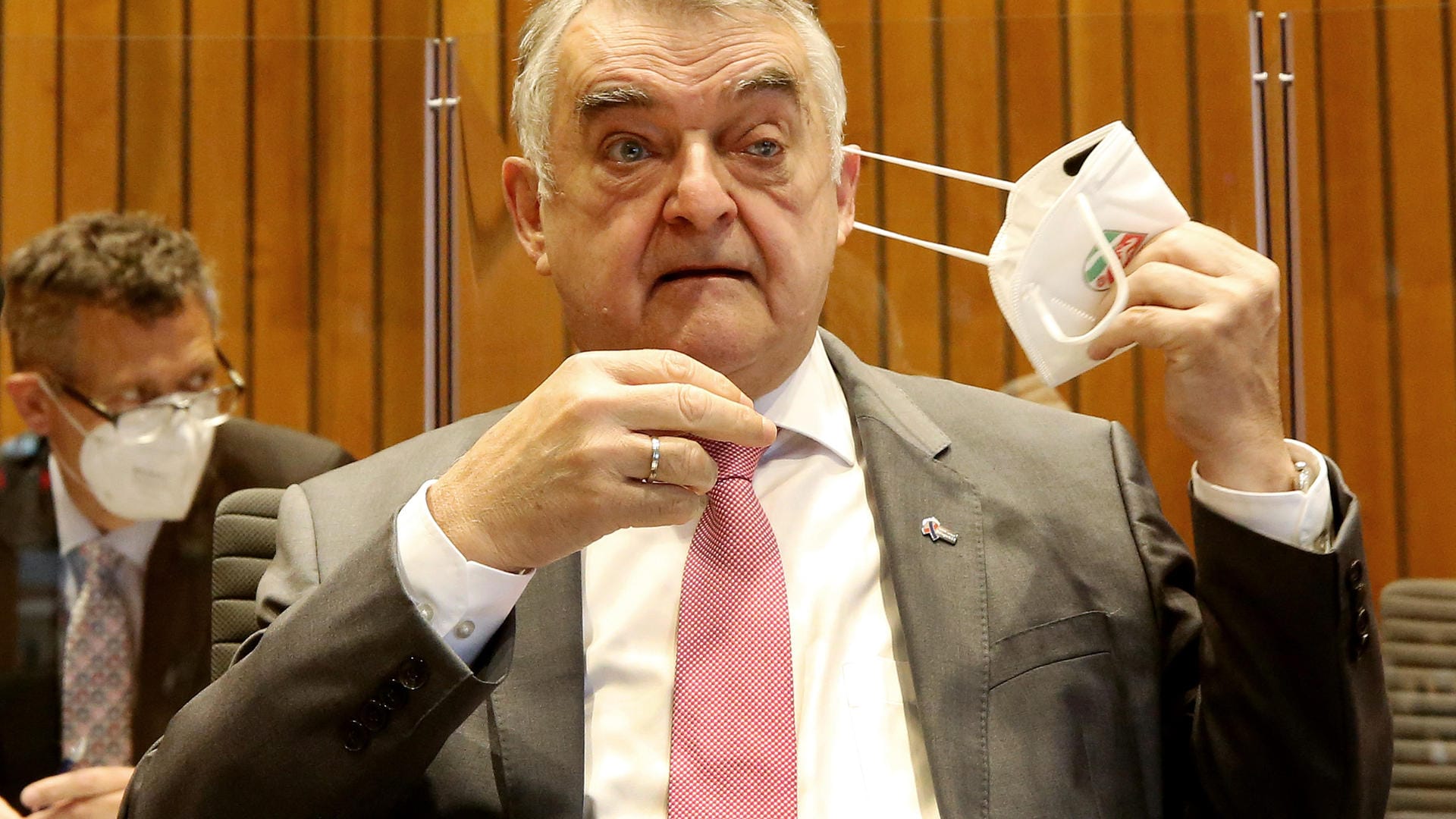 Herbert Reul (CDU) im Landtag: Die Sondersitzung beschäftigt sich mit dem Polizeieinsatz bei einer Demonstration gegen das geplante Versammlungsgesetz für NRW, auf der unter anderem ein Journalist angegriffen worden sein soll. Herbert Reul (CDU) im Landtag: Die Sondersitzung beschäftigt sich mit dem Polizeieinsatz bei einer Demonstration gegen das geplante Versammlungsgesetz für NRW, auf der unter anderem ein Journalist angegriffen worden sein soll.