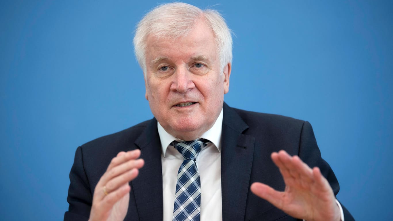 Horst Seehofer: Der Bundesinnenminister (CSU) kritisiert die Uefa wegen voller Stadien als "absolut verantwortungslos".