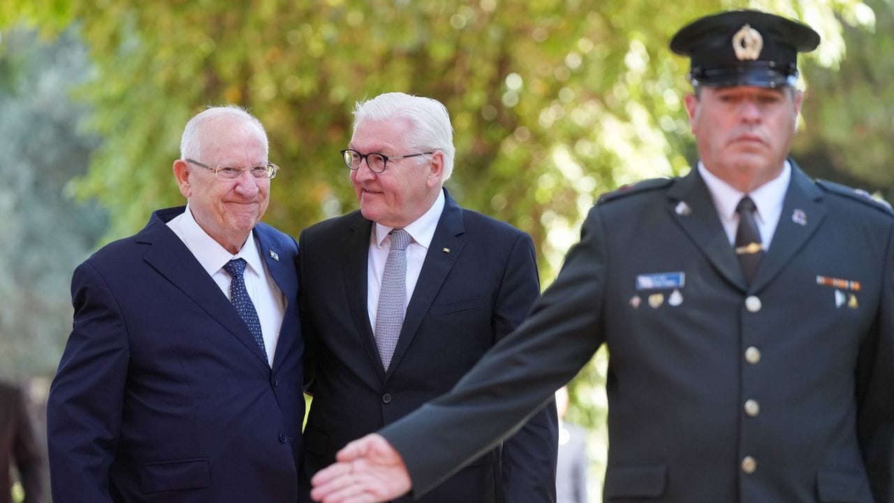Bundespräsident Frank-Walter Steinmeier wird von Reuven Rivlin (l), Staatspräsident von Israel, mit militärischen Ehren empfangen.