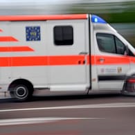 Ein Krankenwagen fährt mit Blaulicht auf einer Straße (Symbolbild): Bei dem Zweijährigen bestand keine Lebensgefahr.