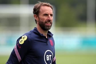 Trainer Gareth Southgate steht während einer Trainingseinheit der Three Lions auf dem Trainingsplatz.