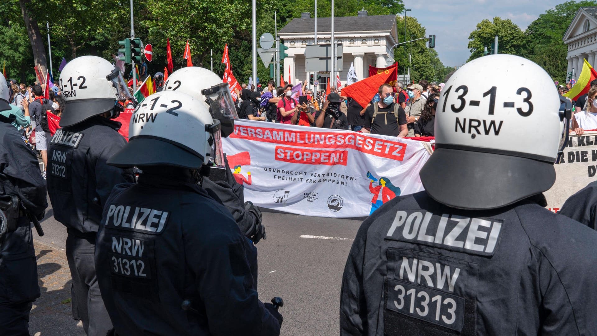 Die Demonstranten stehen der Polizei gegenüber: "Versammlungsgesetz stoppen" steht auf dem Banner.