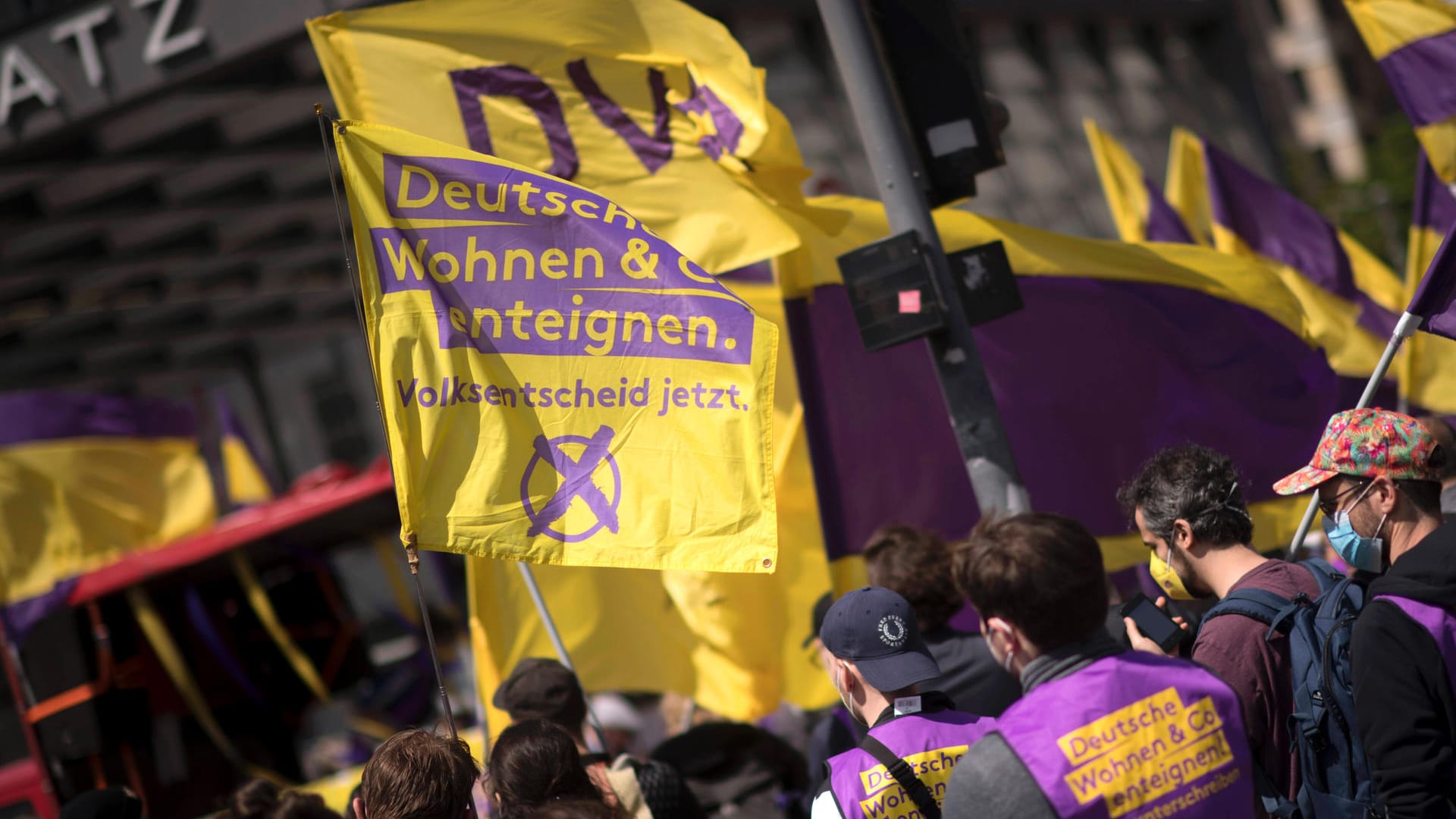 "Deutsche Wohnen & Co enteignen" steht auf einer Fahne (Symbolbild): Die Initiative konnte genügend Unterschriften für eine Volksabstimmung sammeln. "Deutsche Wohnen & Co enteignen" steht auf einer Fahne (Symbolbild): Die Initiative konnte genügend Unterschriften für eine Volksabstimmung sammeln.