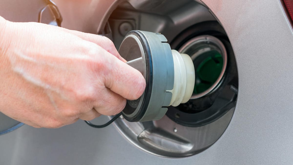 Tanken-Dieser-Tankdeckel-Trick-verhindert-Kratzer-im-Lack