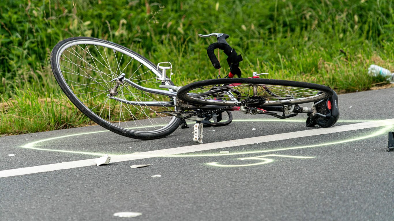 Ein Fahrrad liegt nach einem Unfall auf der Straße (Symbolbild): Die Grenzallee musste über mehrere Stunden gesperrt werden.