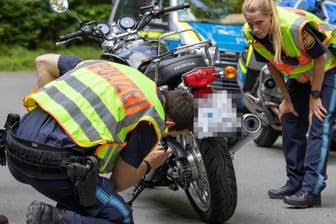 Eine Motorradkontrolle der Polizei (Symbolbild): Unter anderem in Mainz startet der Aktionsmonat Motorradsicherheit.