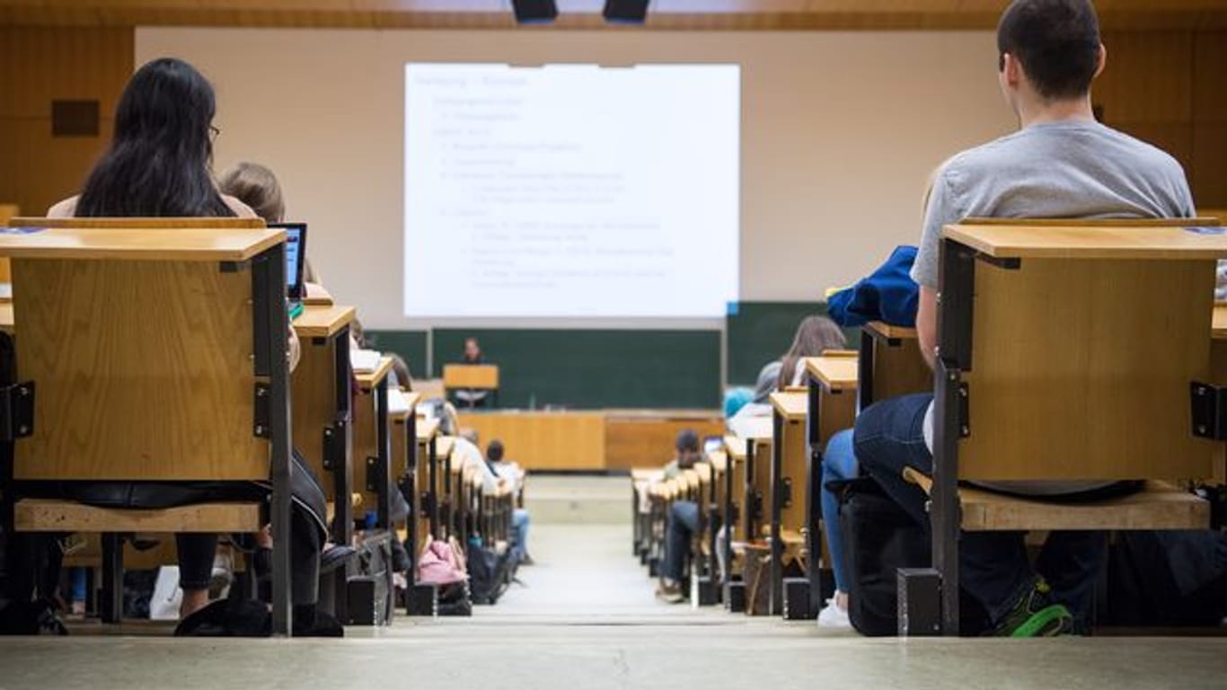 An den Fachhochschulen und Universitäten in Deutschland sind Zulassungsbeschränkungen weiter rückläufig.