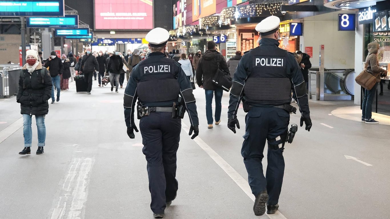 Polizisten laufen durch einen Bahnhof (Symbolbild): Die Bundespolizei hat eine länderübergreifende Kontrolle im Bahnverkehr durchgeführt.