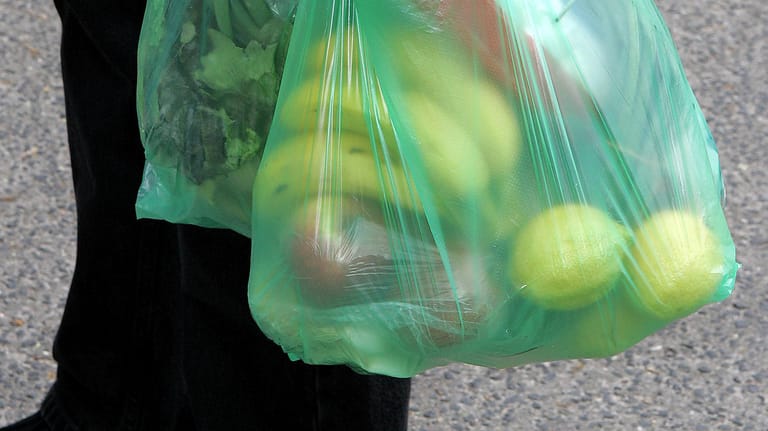 Eine Person trägt Lebensmittel in einer Plastiktüte (Symbolbild): Als der Mann in den Kiosk kam, trug er mehrere Gegenstände in den Händen.