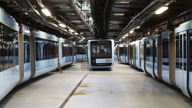 Waggons der Schwebebahn hängen in einer Wagenhalle im Stadtteil Vohwinkel (Archivbild): Ab 31. Juli geht es wieder los. Waggons der Schwebebahn hängen in einer Wagenhalle im Stadtteil Vohwinkel (Archivbild): Ab 31. Juli geht es wieder los.