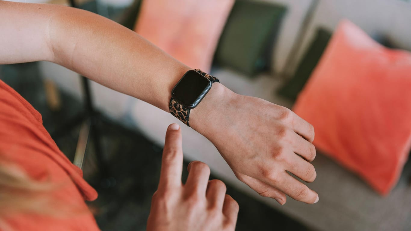 Eine Person trägt eine Smart Watch (Symbolbild): Über die Uhr können auch Anrufe getätigt werden.