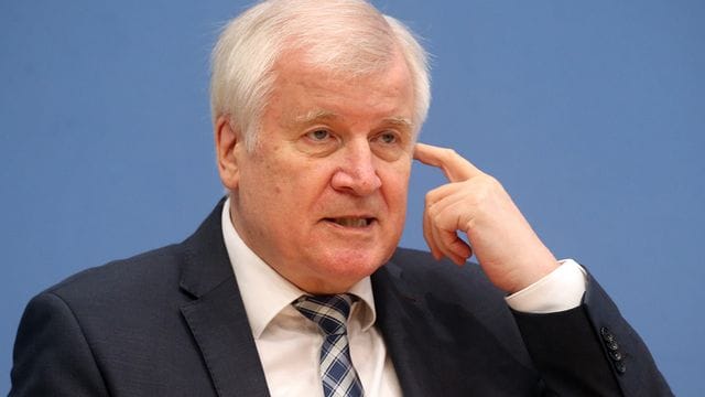 Horst Seehofer (CSU) spricht auf der Bundespressekonferenz Horst Seehofer (CSU) spricht auf der Bundespressekonferenz