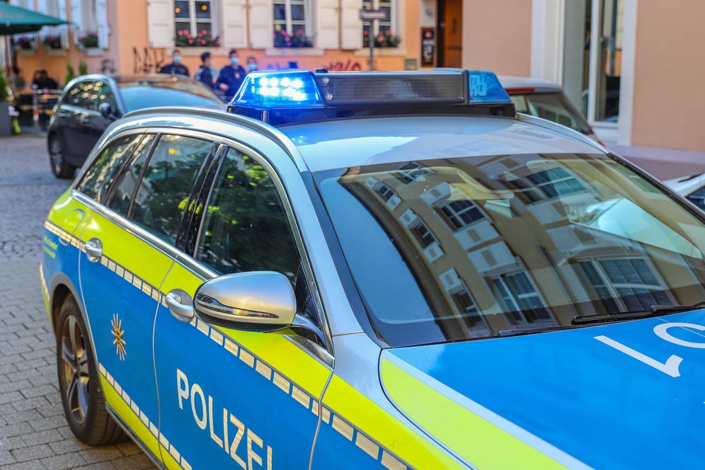 Polizei im Einsatz in Karlsruhe (Archivfoto): In der Nacht auf Mittwoch verunglückte ein Mann vor einer McDonald's-Filiale.
