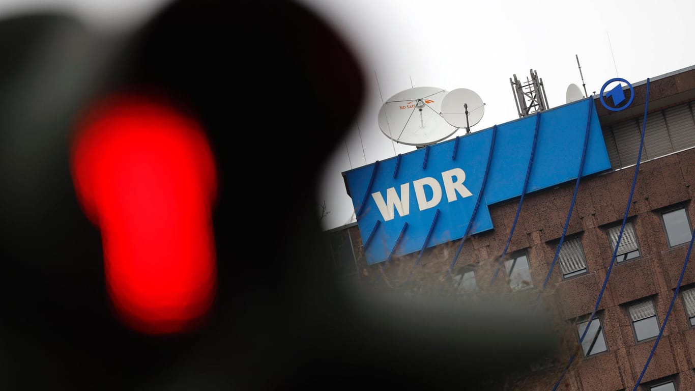 Logo des WDR am Westdeutschen Rundfunk in Köln (Archivbild): Der Sender tauscht die Moderatorinnen in der Lokalzeit aus Köln aus.