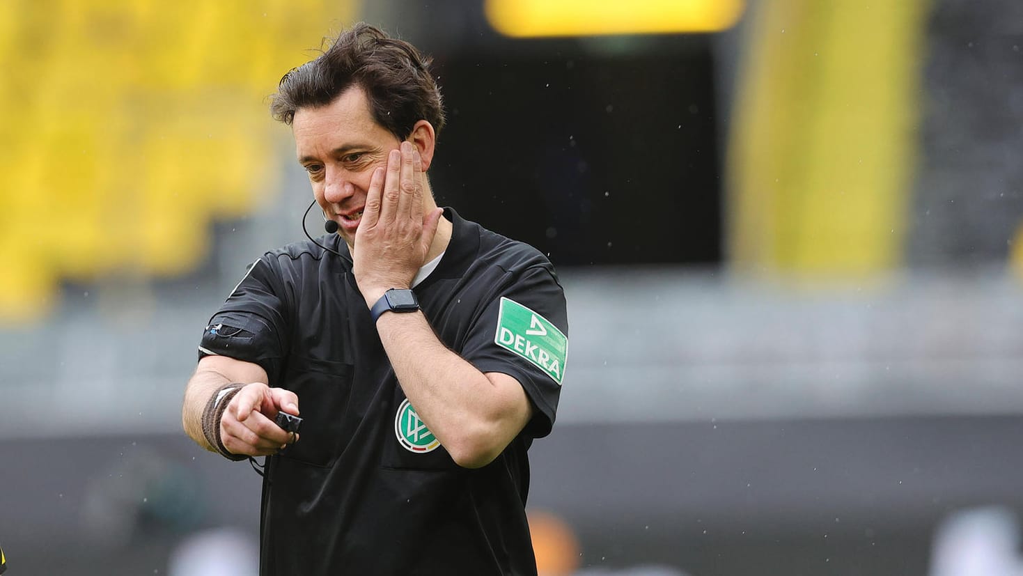 Manuel Gräfe: Der Schiedsrichter verklagt den DFB aufgrund der Altersgrenze. Manuel Gräfe: Der Schiedsrichter verklagt den DFB aufgrund der Altersgrenze.