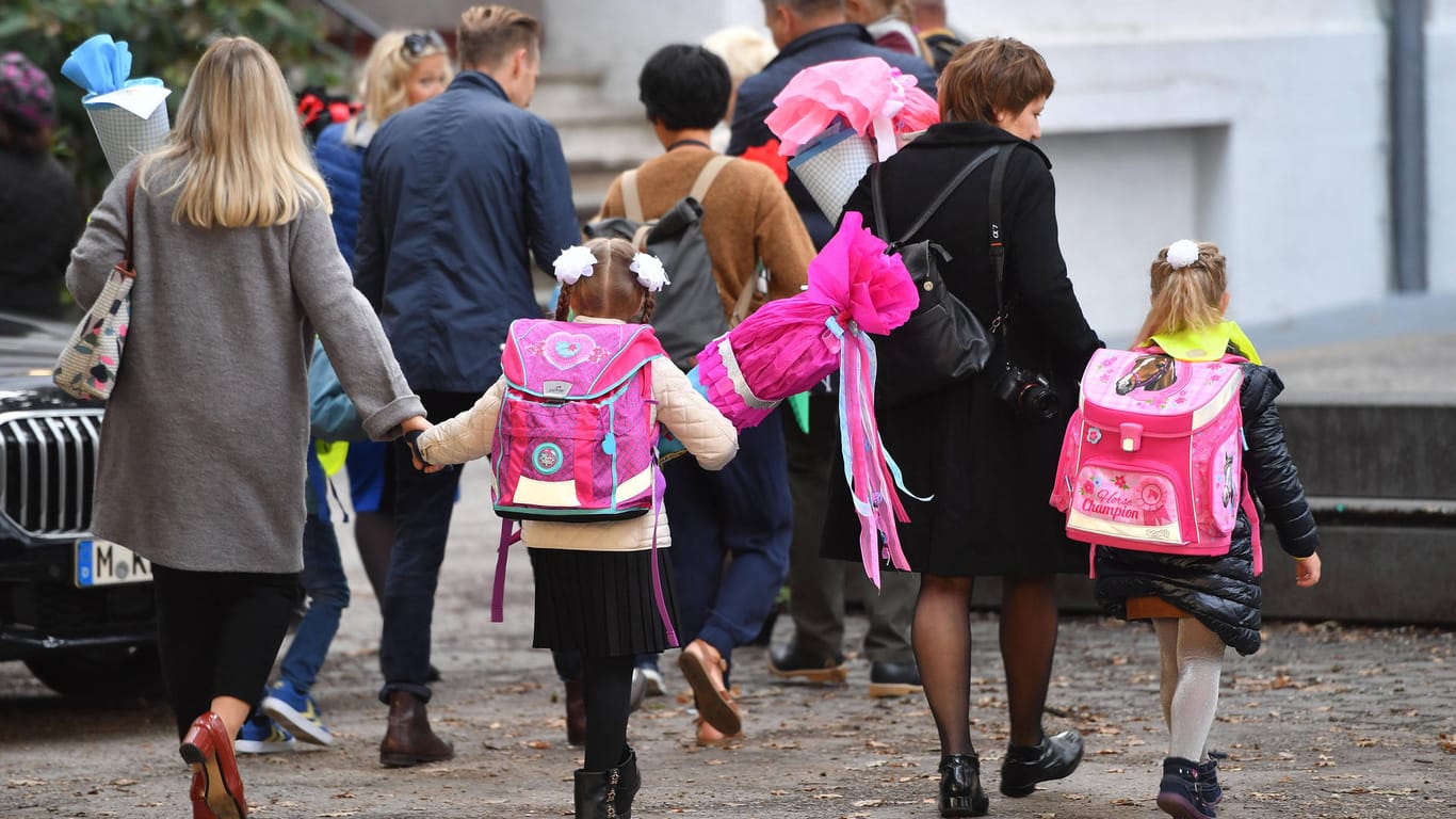 Kinder mit Schulranzen (Symbolbild): Der Rucksackhersteller Thorka ist pleite.