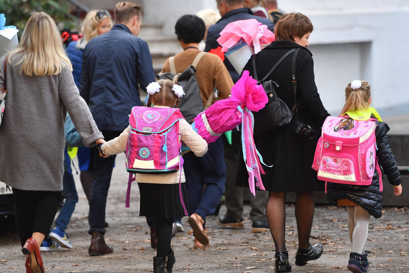 Kinder mit Schulranzen (Symbolbild): Der Rucksackhersteller Thorka ist pleite.