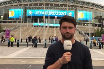 t-online-Nationalmannschaftsreporter Noah Platschko vor dem Wembley-Stadion.