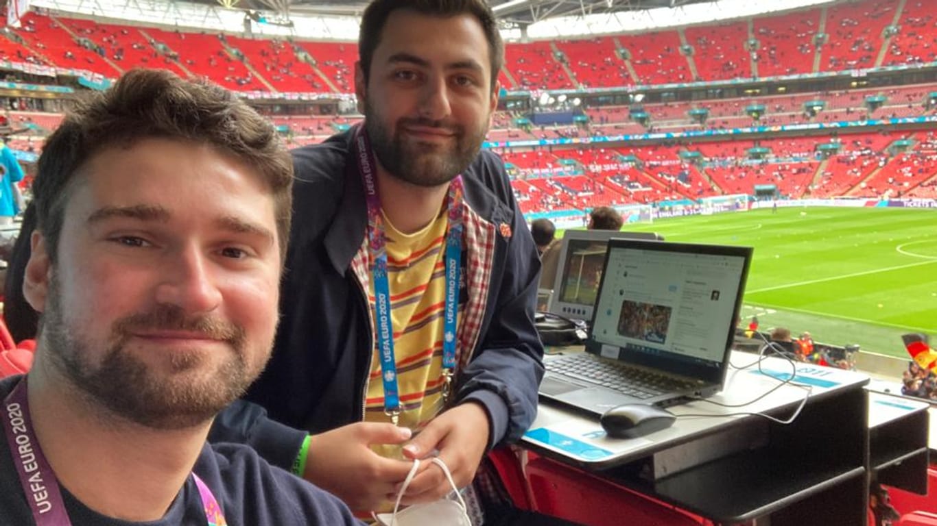 Die t-online-Reporter Noah Platschko (li.) und Dominik Sliskovic im Wembley-Stadion (Maske fürs Foto abgenommen).