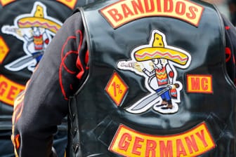 Bandidos mit Kutte (Symbolbild): In Nordrhein-Westfalen hat es eine Razzia gegen die Rockervereinigung gegeben.