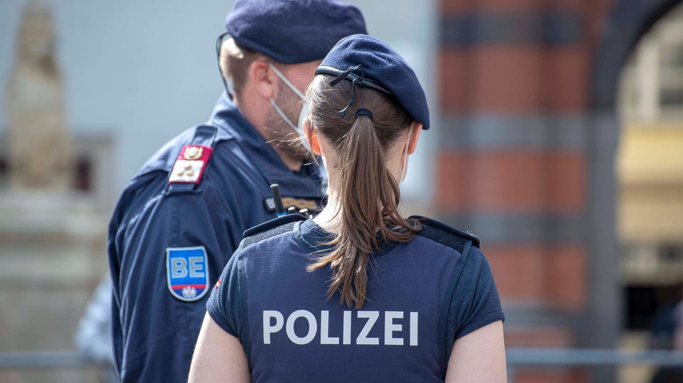 Wiener Polizei im Einsatz: Nach dem vierten Verdächtigen wird inzwischen international gefahndet.
