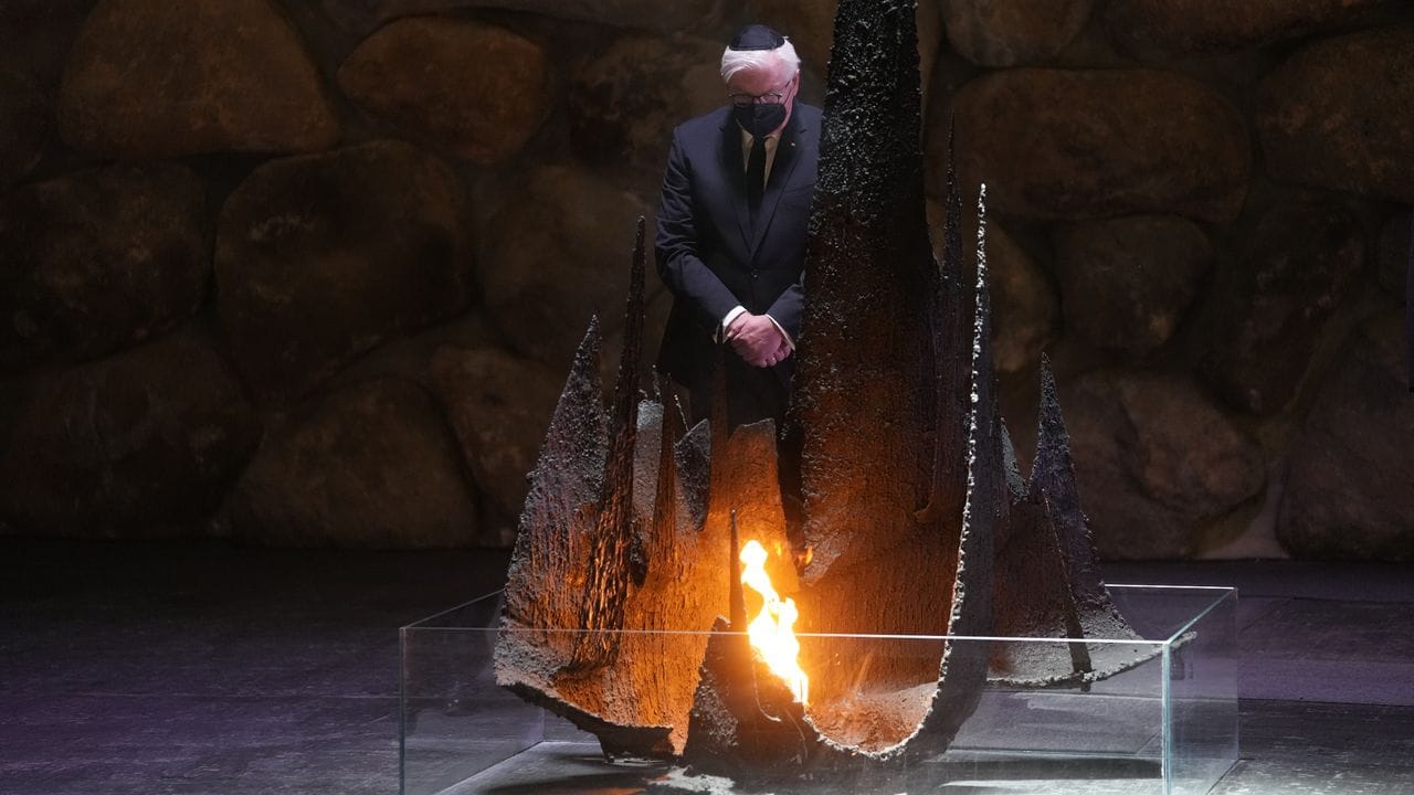 Bundespräsident Frank-Walter Steinmeier steht an der ewigen Flamme in der Hall of Remembrance der Gedenkstätte Yad Vashem.