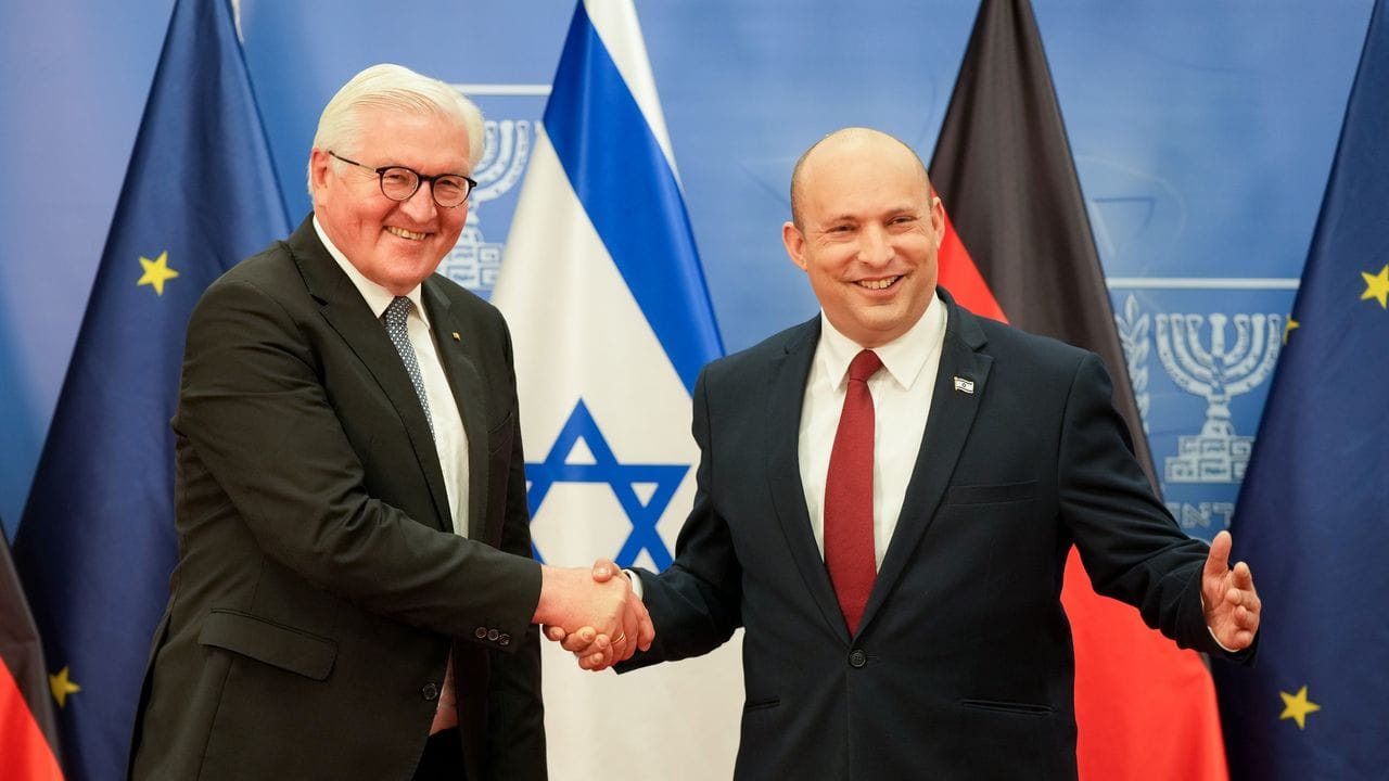 Frank-Walter Steinmeier wird von Naftali Bennett, Ministerpräsident des Staates Israels, empfangen.