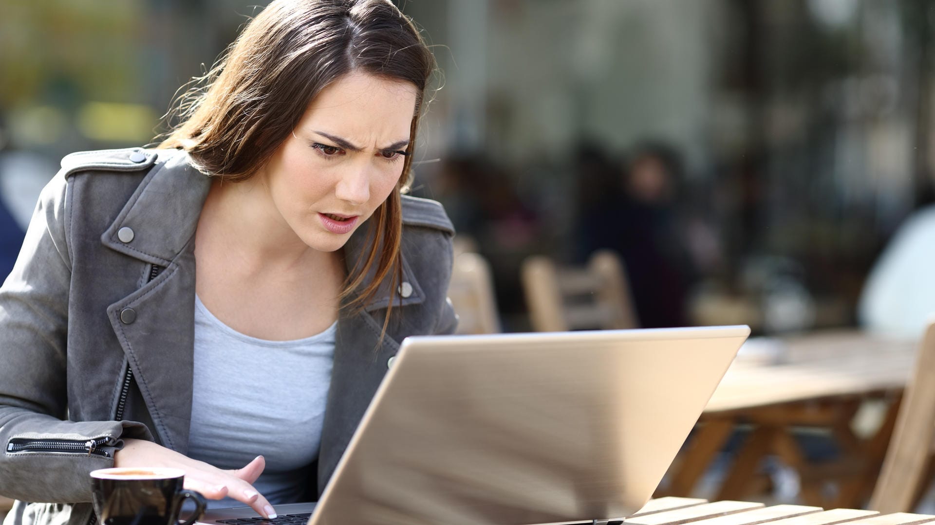 Frau vor Laptop (Symbolbild): Wer investiert, sollte sein Risiko breit streuen.