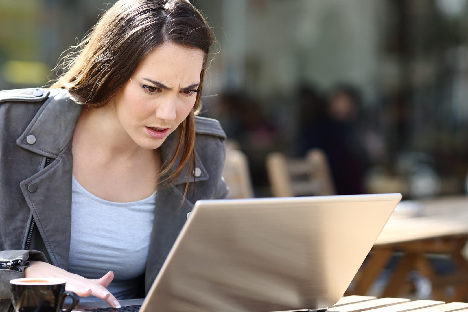 Frau vor Laptop (Symbolbild): Wer investiert, sollte sein Risiko breit streuen.