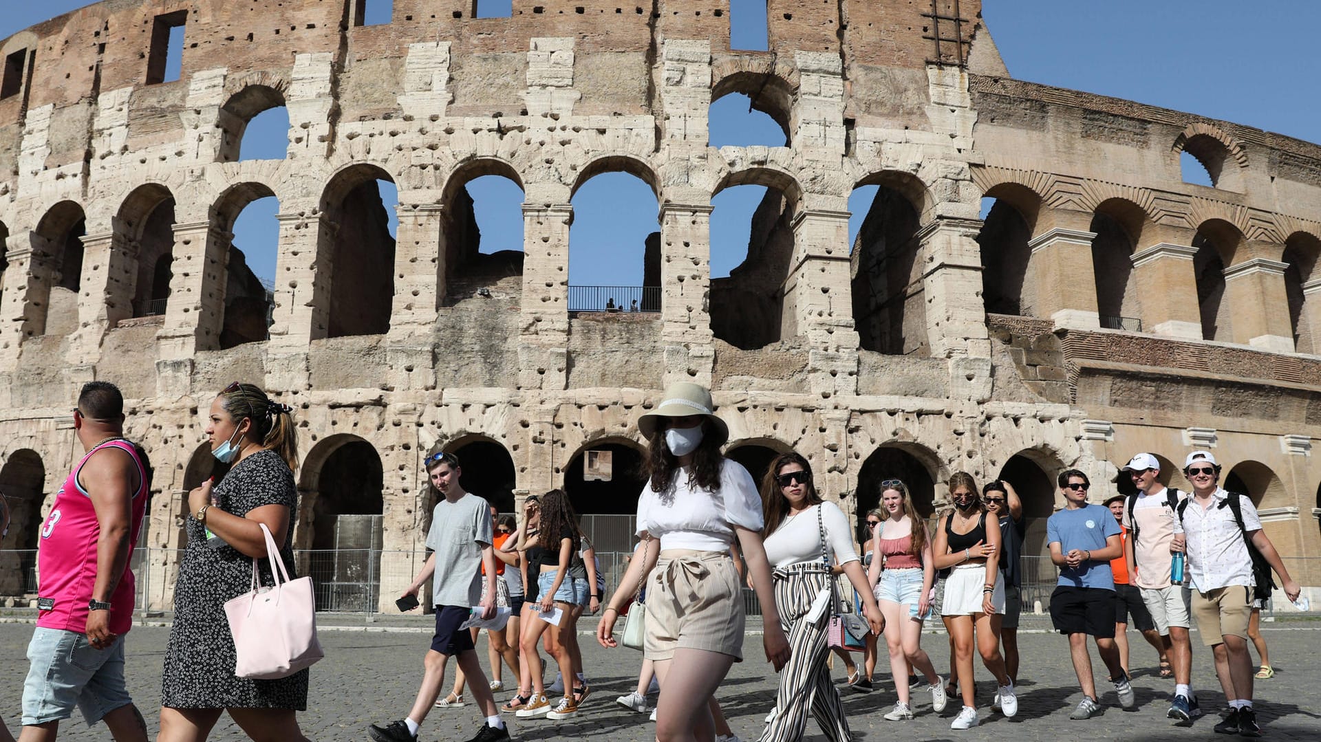 Touristen besuchen das Colosseum in Rom: Italien hat stark unter der Corona-Krise gelitten.