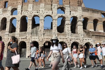 Touristen besuchen das Colosseum in Rom: Italien hat stark unter der Corona-Krise gelitten.