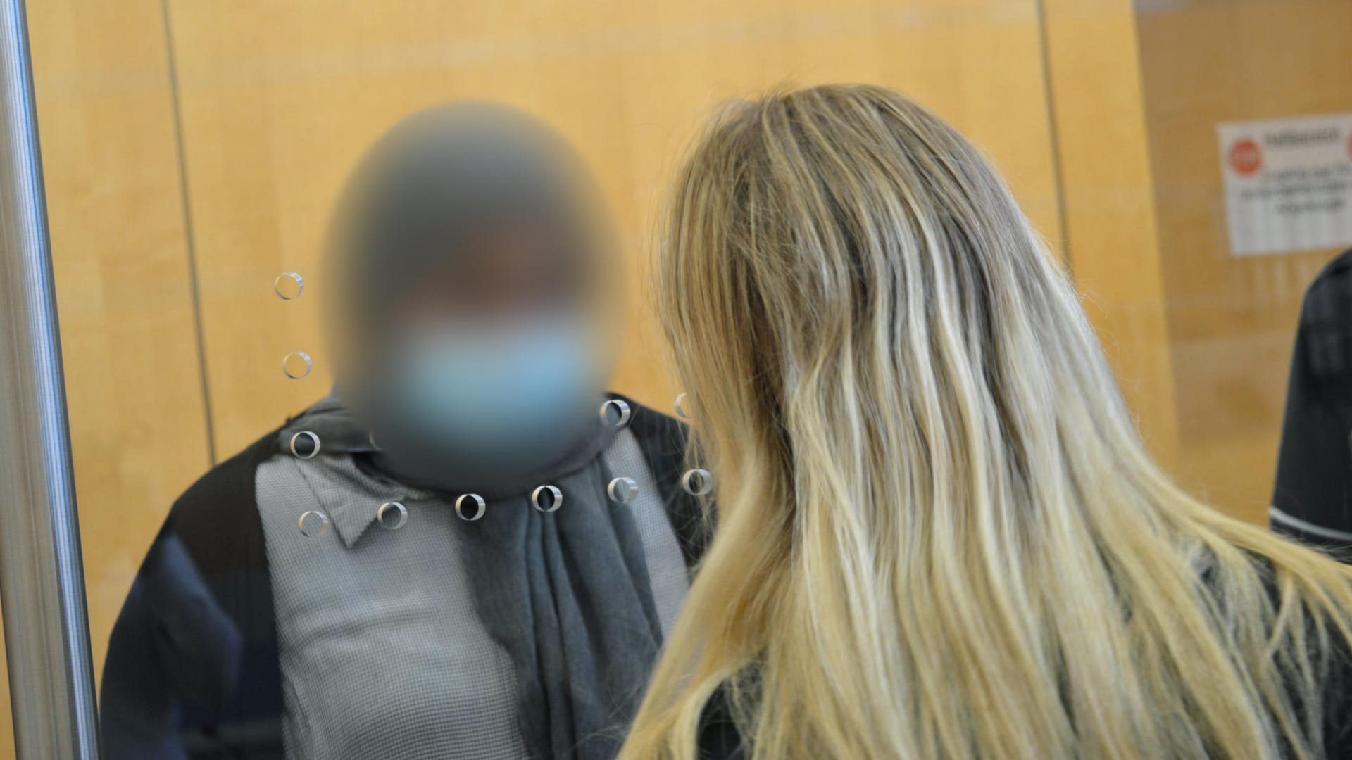 Fadia S. (l) aus Essen ist vom Düsseldorfer Oberlandesgericht am Donnerstag als IS-Terroristin zu vier Jahren Haft verurteilt worden. (Aus rechtlichen Gründen wurde die Person gepixelt.) Fadia S. (l) aus Essen ist vom Düsseldorfer Oberlandesgericht am Donnerstag als IS-Terroristin zu vier Jahren Haft verurteilt worden. (Aus rechtlichen Gründen wurde die Person gepixelt.)