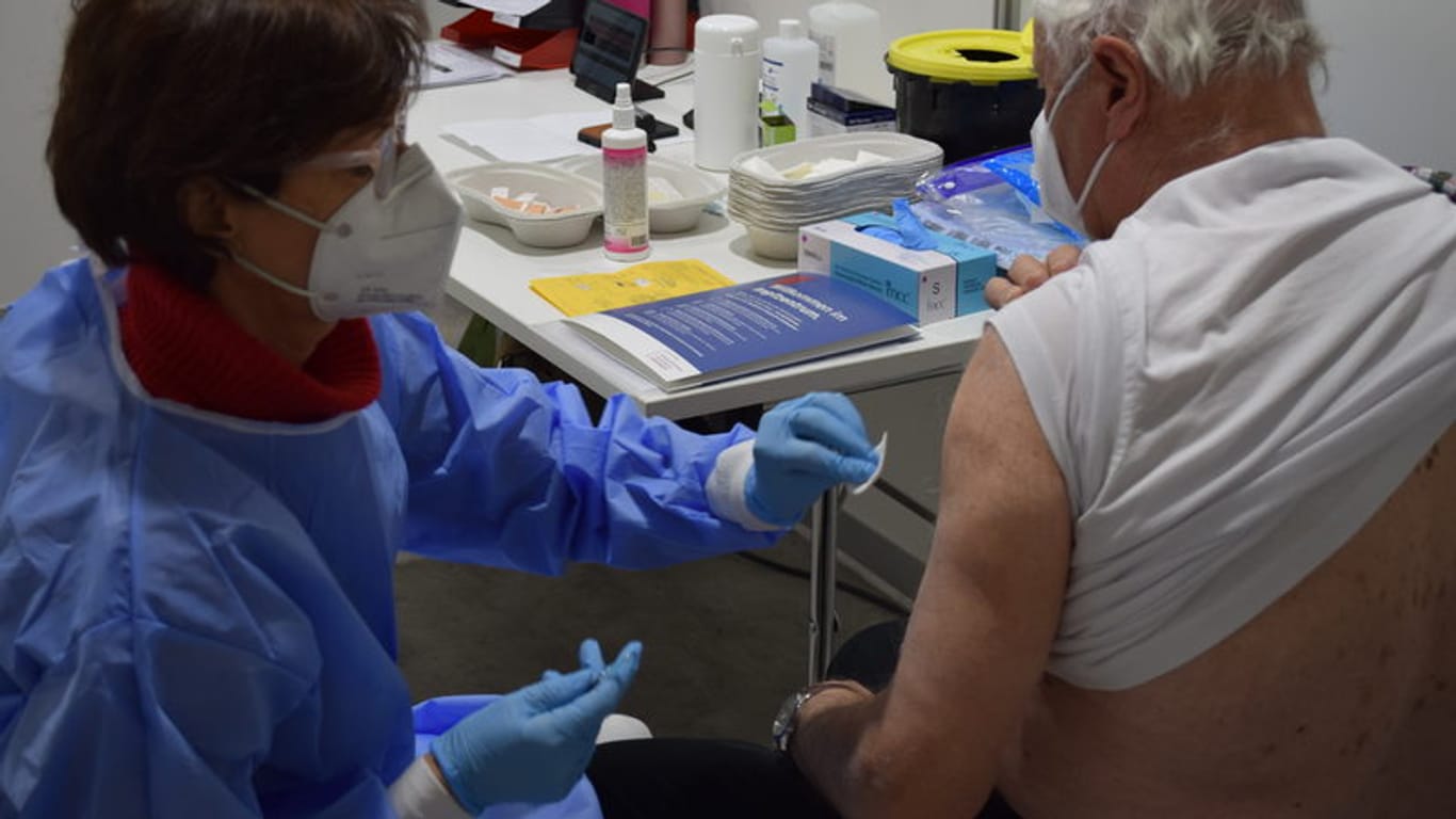 Ein älterer Mann wird geimpft (Archivbild): Die Stadt Wuppertal bekommt eine neue Impfstofflieferung.