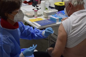 Ein älterer Mann wird geimpft (Archivbild): Die Stadt Wuppertal bekommt eine neue Impfstofflieferung.
