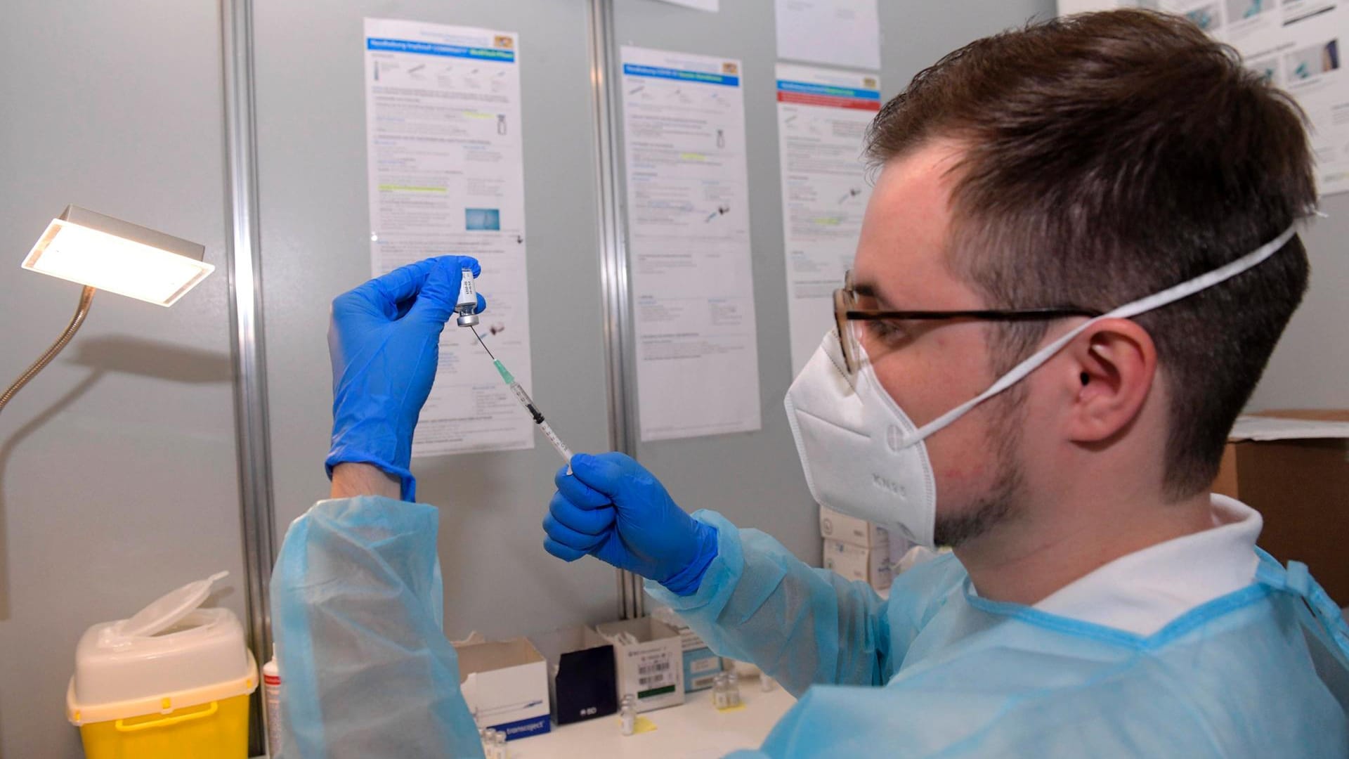 Ein Mitarbeiter in einem Impfzentrum zieht eine Impfspritze auf: Die Impfkomission ändert ihre Empfehlung bezüglich der Astrazeneca-Impfung. Ein Mitarbeiter in einem Impfzentrum zieht eine Impfspritze auf: Die Impfkomission ändert ihre Empfehlung bezüglich der Astrazeneca-Impfung.