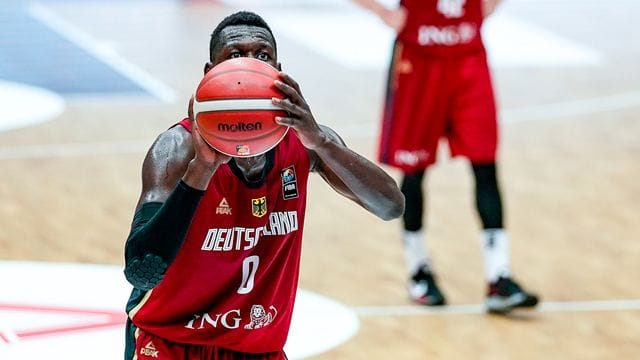 Fällt für das Spiel gegen Russland aus: Isaac Bonga bei einem Strafwurf. Fällt für das Spiel gegen Russland aus: Isaac Bonga bei einem Strafwurf.