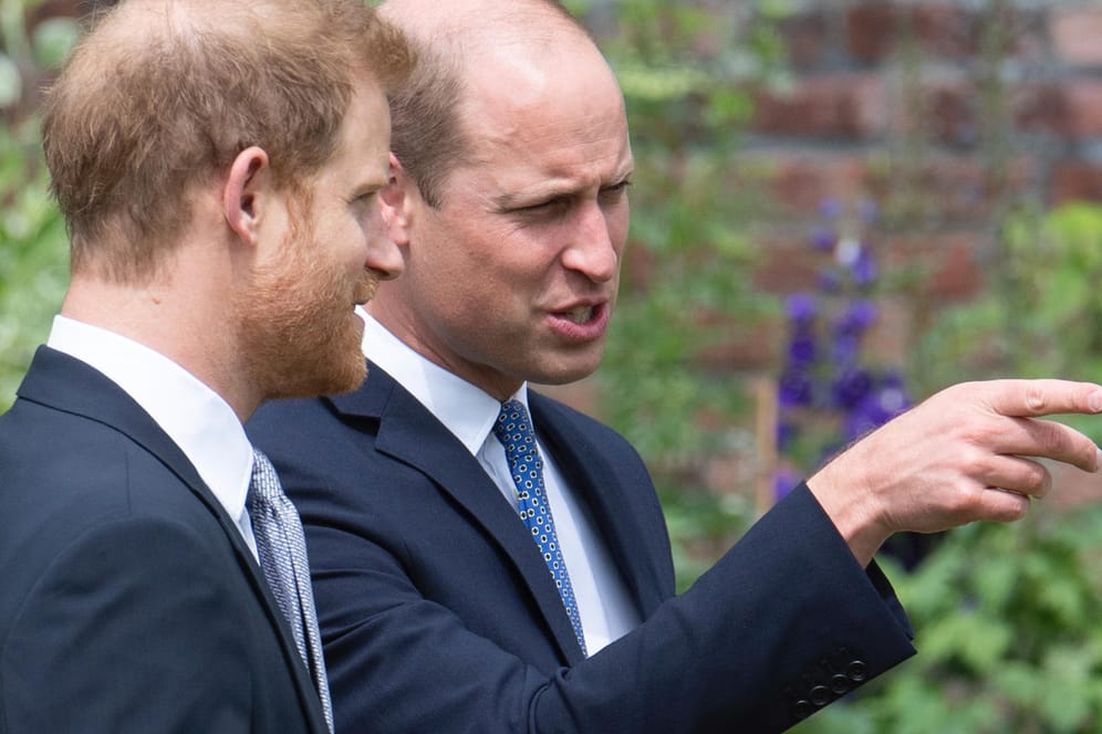 Prinz Harry und Prinz William: Die Brüder im Gespräch während der Enthüllung der Statue zu Ehren ihrer verstorbenen Mutter.